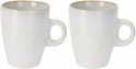 Twee witte mokken met handvat, gevuld met koffie.