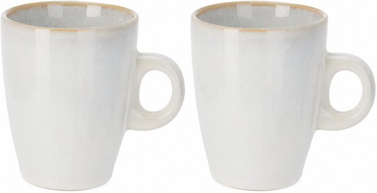 Twee witte mokken met handvat, gevuld met koffie.