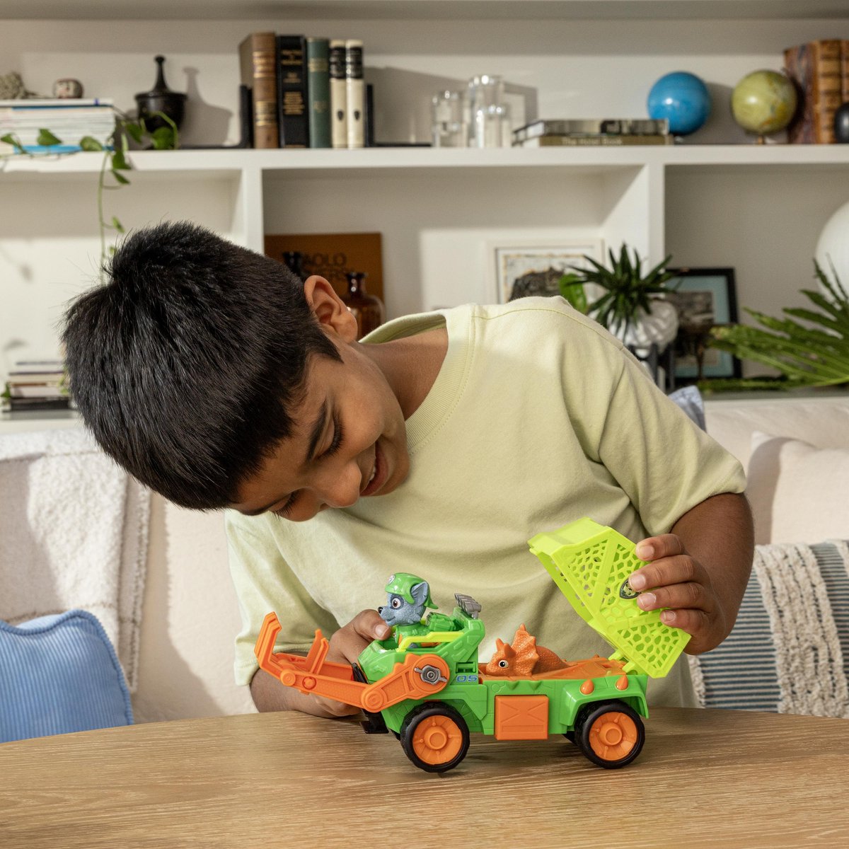 PAW Patrol - De Dino Film - Rocky's Dino Rescue Recycler Voertuig - Met geheim vak en werkende klauw, 2 actiefiguren — cadeau in Spellen & Speelgoed - foto 5