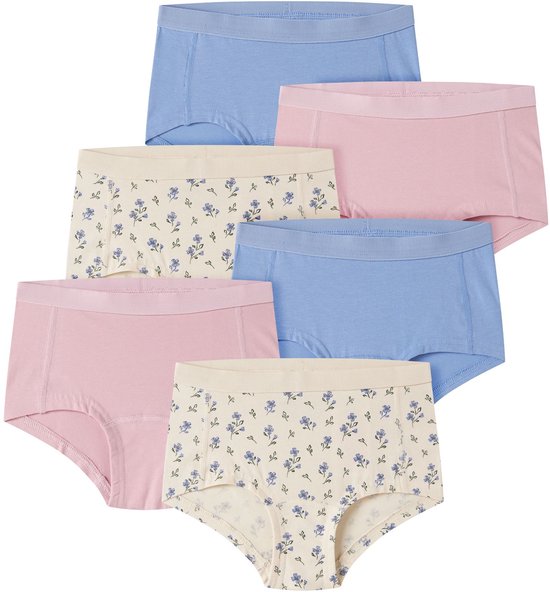 Een set van zes Name It hipster onderbroeken in blauw, roze en met bloemenprint.