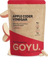 Bruine papieren zak met rode band, met 'APPLE CIDER VINEGAR' en 'GOYU.'. Vier stukken appel zweven ernaast. Twee capsules liggen op de voorgrond.