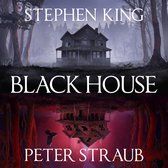 De cover van 'Black House' van Stephen King en Peter Straub toont een oud, vervallen huis met een bos op de achtergrond. De reflectie is een spiegelbeeld met een kraai.