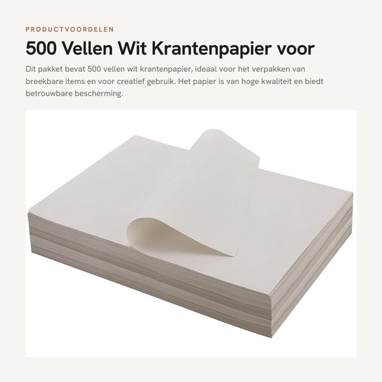 Stapel wit krantenpapier met één vel dat omhoog krult.