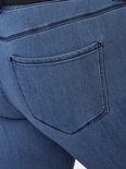 Blauwe skinny jeans, detail van de achterzakken.
