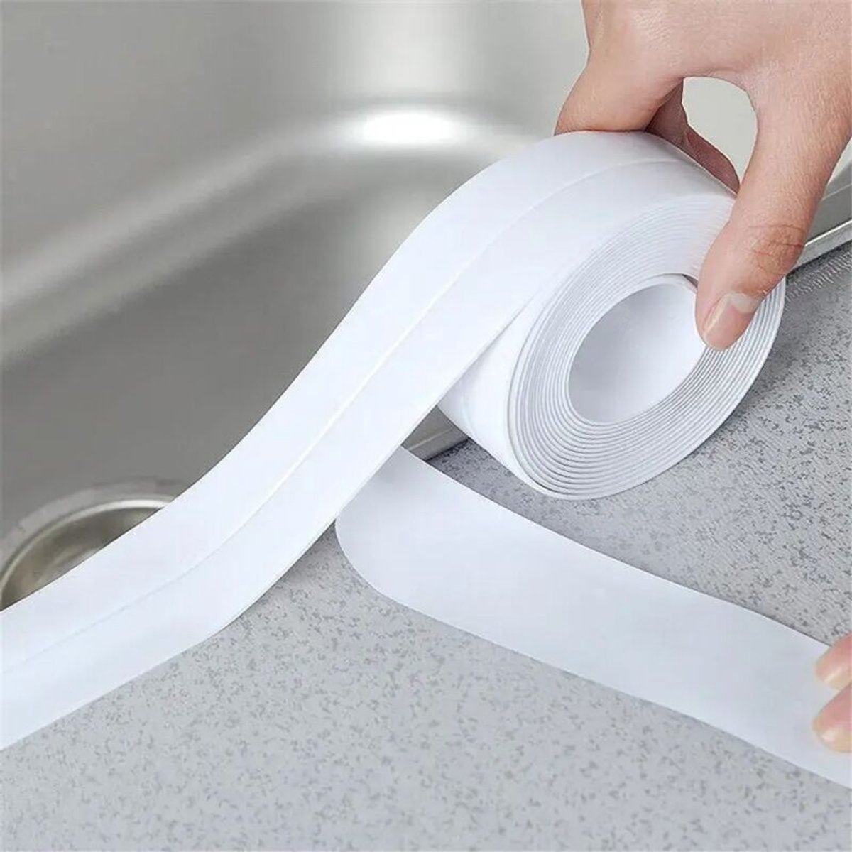 Zelfklevende, waterdichte, decoratieve afdichtingsstrip van polyethyleen geschikt voor muren, geschikt voor keukens, badkamers, doucheruimtes, toiletten en hoeken. Afmetingen: 3,2 x 3,8 cm.
