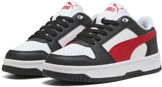 Puma sneakers met witte basis, zwarte en rode accenten. Rode Puma-strepen op de zijkant, zwarte veters en rode Puma-logo's.