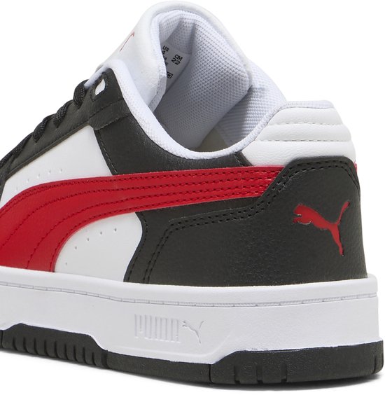 Detail van de Puma sneaker: rode Puma-streep, zwarte en witte delen, rode Puma-kat op de hiel en Puma-logo op de zool.