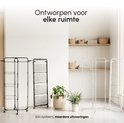 Verschillende droogtorens, waaronder een zwarte en een witte, in een lichte kamer.