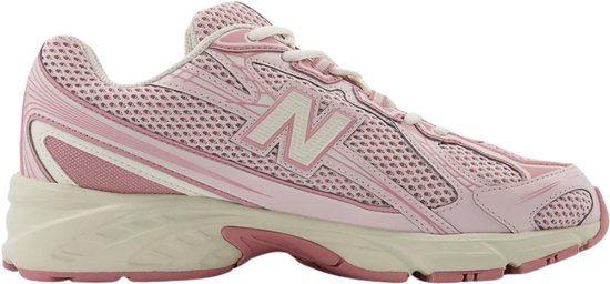 Roze New Balance sneaker met witte 'N' logo, mesh en beige accenten.