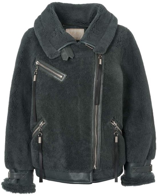 Veste biker en shearling vert foncé avec fermeture éclair asymétrique et détails en cuir au col et aux poignets.