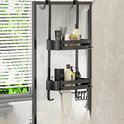 Zwarte douche organizer met twee etages, hangend aan een geribbelde douchedeur, gevuld met flesjes en handdoeken.