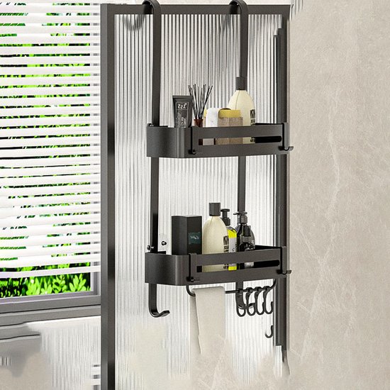 Zwarte douche organizer met twee etages, hangend aan een geribbelde douchedeur, gevuld met flesjes en handdoeken.