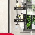 Zwarte douche organizer met twee etages, hangend aan een douchedeur, gevuld met flesjes en handdoeken.