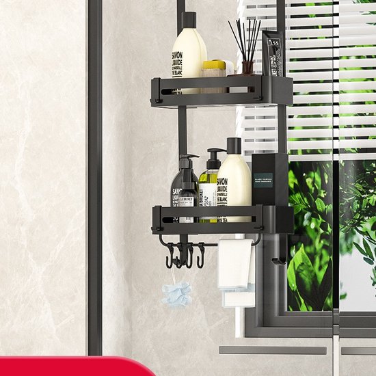 Zwarte douche organizer met twee etages, hangend aan een douchedeur, gevuld met flesjes en handdoeken.
