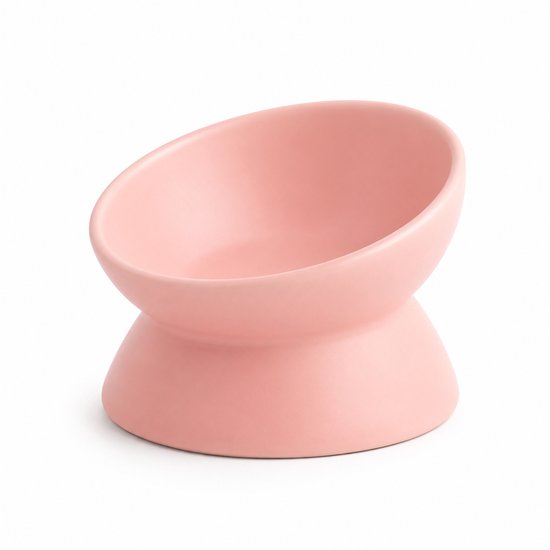 Een enkele roze keramische voerbak met een verhoogd en schuin ontwerp, op een witte achtergrond.