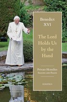 Paus Benedictus XVI in pontificalia in een tuin, met tekst 'The Lord Holds Us by the Hand'.