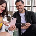 Vrouw met roze telefoonhoesje en man met bruin hoesje, lachend