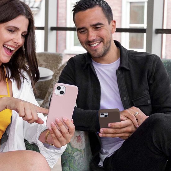 Vrouw met roze telefoonhoesje en man met bruin hoesje, lachend