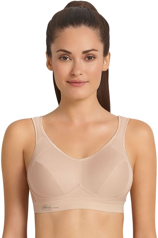 Vrouw in een beige sportbeha met "Anita ACTIVE" logo.