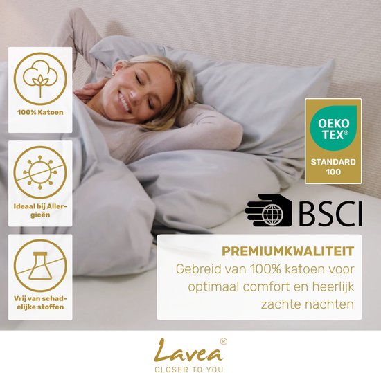 Vrolijk lachende vrouw onder lichtgrijs 100% katoenen beddengoed. "100% Katoen", "Ideaal bij Allergieën", "Vrij van schadelijke stoffen". Premiumkwaliteit.