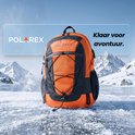 Oranje Polarex rugzak op een ijzige ondergrond met besneeuwde bergen op de achtergrond. Klaar voor avontuur.