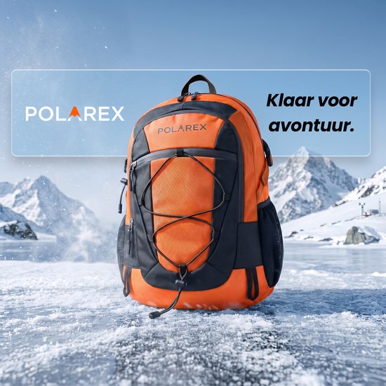 Oranje Polarex rugzak op een ijzige ondergrond met besneeuwde bergen op de achtergrond. Klaar voor avontuur.