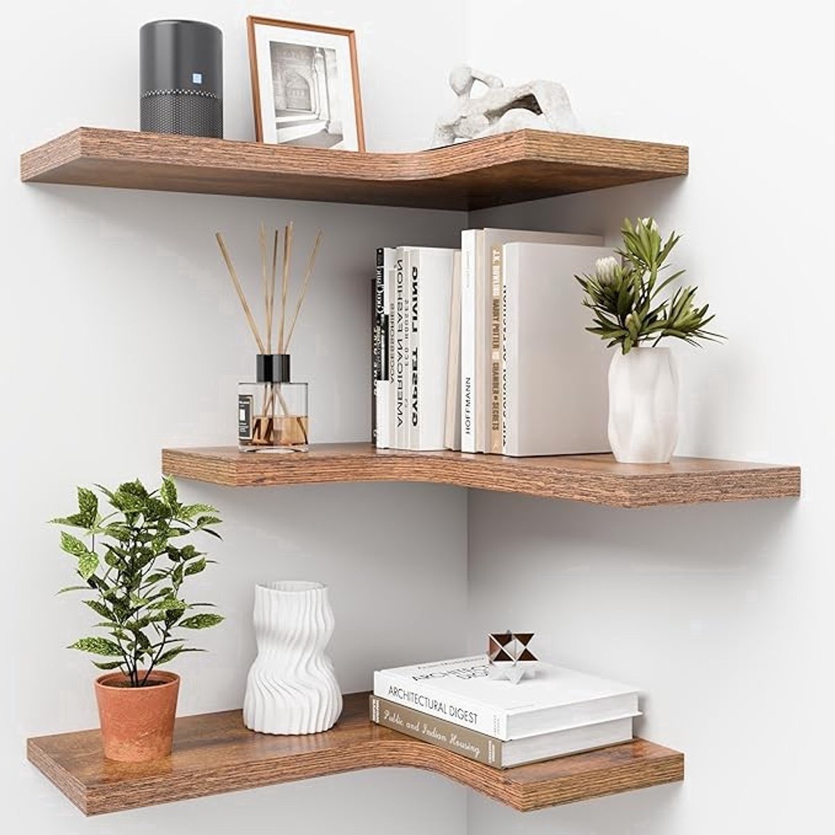 Driehoekig wandrek van hout met L-vormige planken - decoratief en praktisch
