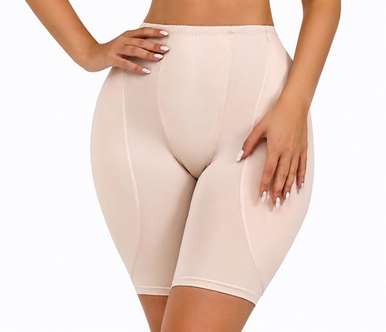 Beige corrigerende short met hoge taille en naaddetails op de benen, gedragen door een vrouw.