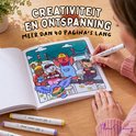Vrouw kleurt boek met beren, konijn en vogel voor een brug. Markers "Ohuhu Honolulu" op de tafel.