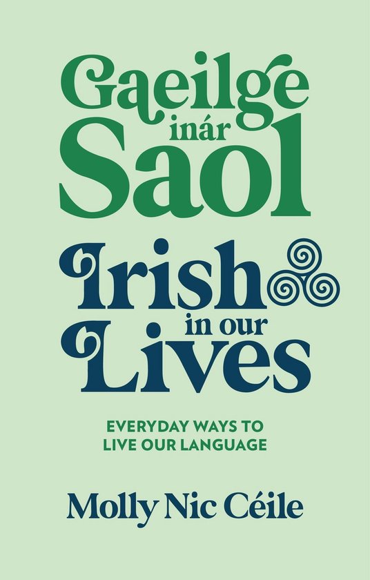 Boekomslag met de tekst "Gaeilge inár Saol" en "Irish in our Lives" in groene en blauwe letters op een lichtgroene achtergrond.