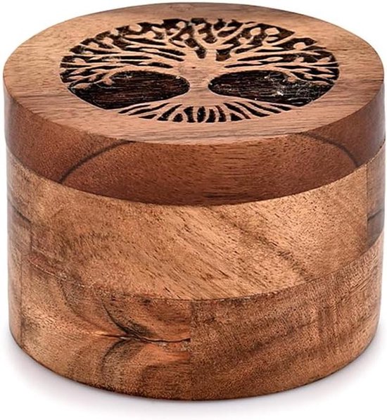 Ronde houten urn met een gegraveerd levensboom-ontwerp op het deksel.