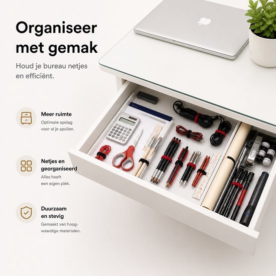 Lade vol met georganiseerd kantoormateriaal, pennen, een schaar en kabels, vastgehouden met rode en zwarte kabelbinders.