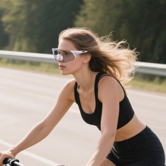 Vrouw op een fiets draagt een witte sportbril met grote, spiegelende glazen. De wind speelt met haar blonde haar.