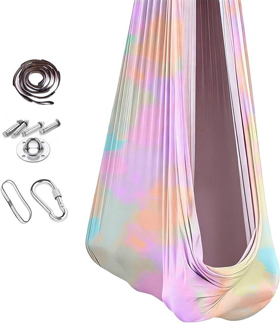Zicht op een veelkleurige hangmat met pastelkleurige tie-dye-patronen en een set bevestigingsmaterialen ernaast.