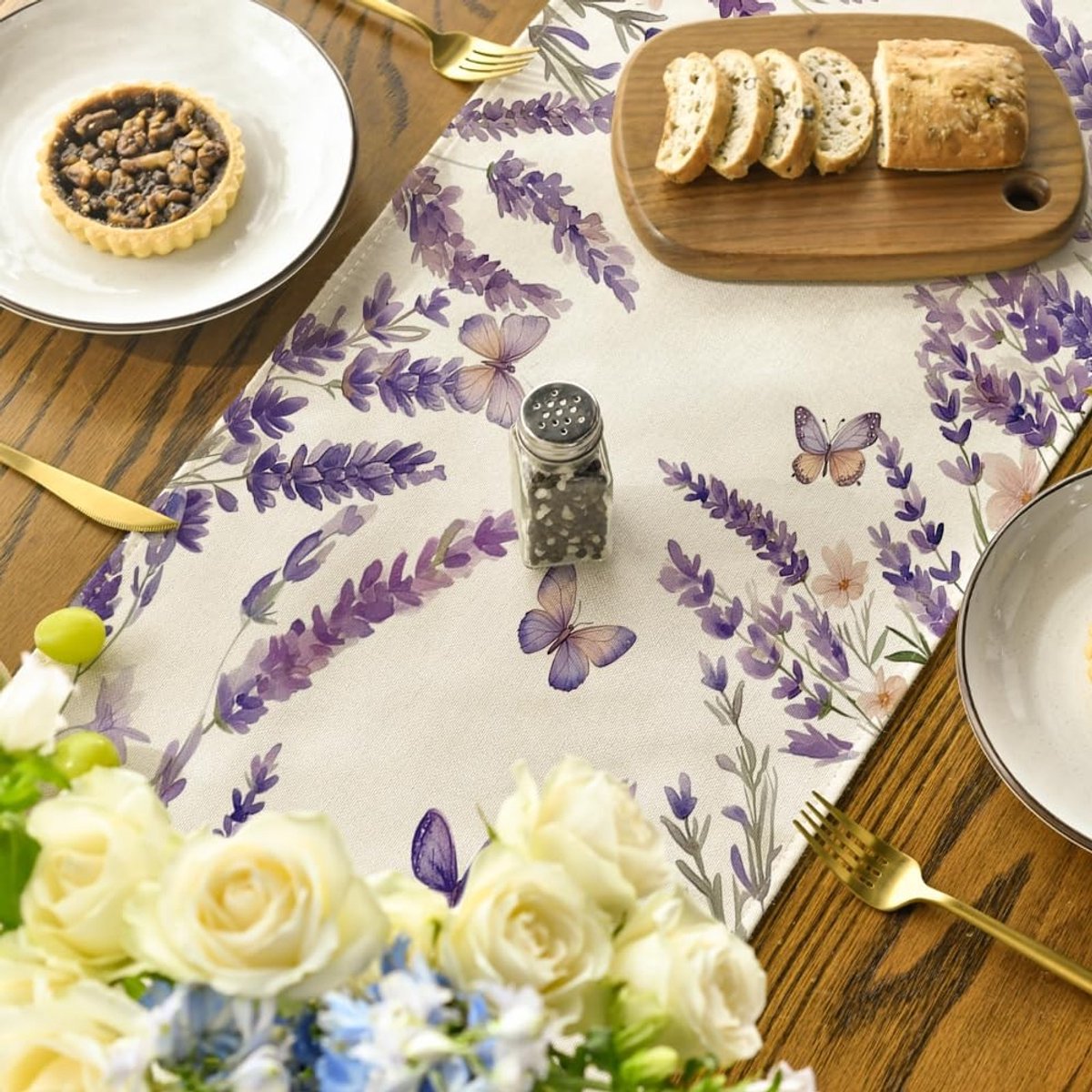 Dailygoods - Tafelloper met Paars Bloemendesign voor Sfeervolle Tafelsetting