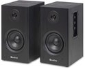 Twee zwarte houten boekenplank speakers, staand naast elkaar op een witte ondergrond.