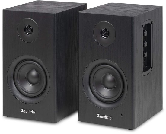 Twee zwarte houten boekenplank speakers, staand naast elkaar op een witte ondergrond.