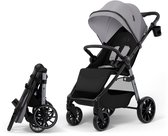 Grijze kinderwagen, opengevouwen en ingeklapt, op witte achtergrond.