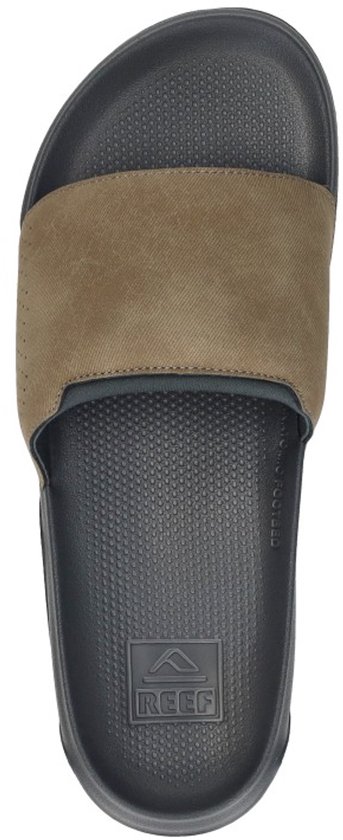 Bruine slipper met een effen band en donkergrijze zool.