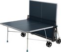 Blauwe tafeltennistafel met zwarte ballenhouder, net en zilveren poten met wielen.