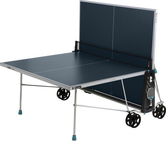 Blauwe tafeltennistafel met zwarte ballenhouder, net en zilveren poten met wielen.