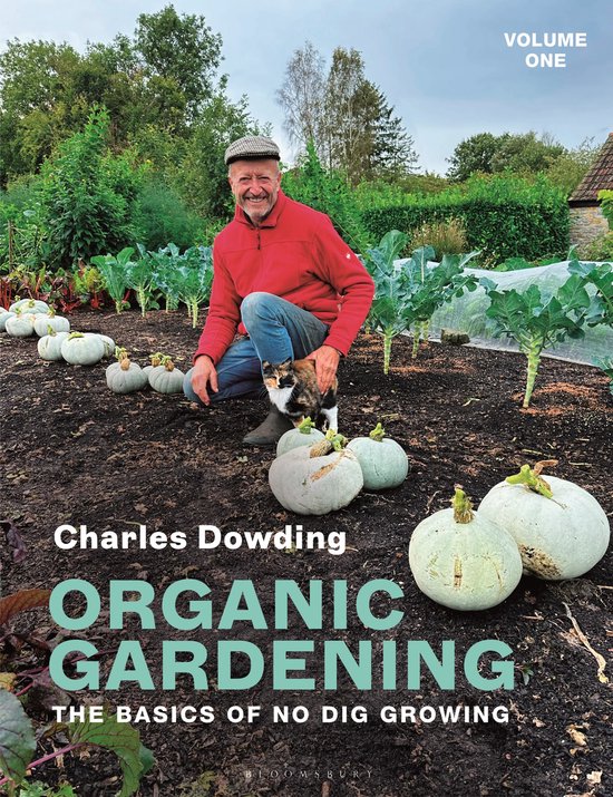 Charles Dowding, 'Organic Gardening Volume One', avec des citrouilles et un chat au premier plan.