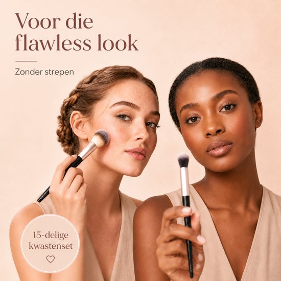 Twee vrouwen passen make-up aan met kwasten. De ene vrouw met vlechtwerk brengt foundation aan op haar wang. De andere vrouw houdt een kwast vast.