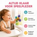 Een lachende baby in een kinderstoel houdt een bij spinner-speeltje vast met zuignappen. Kenmerken: sterke zuignappen, fijne motoriek, zachte materialen.