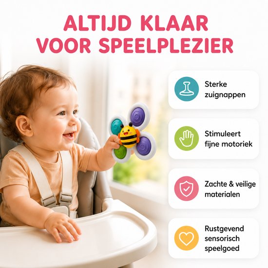 Een lachende baby in een kinderstoel houdt een bij spinner-speeltje vast met zuignappen. Kenmerken: sterke zuignappen, fijne motoriek, zachte materialen.