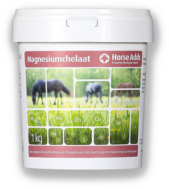 Emmer Magnesiumchelaat 1kg van Horse Adds. Zijkant toont paarden in een weiland en het periodiek systeem met mineralen.