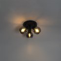 Zwarte plafondlamp met drie getinte glazen bollen die licht geven.
