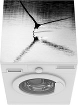 Wasmachine beschermer mat - Een Zwarte schaarbek zoekt naar voedsel - zwart wit - Breedte 60 cm x hoogte 60 cm