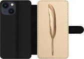 Bookcase Geschikt voor iPhone 13 Mini telefoonhoesje - Goud geverfde veer op een gouden achtergrond - Met vakjes - Wallet case met magneetsluiting