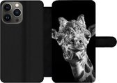 Bookcase Geschikt voor iPhone 13 Pro Max telefoonhoesje - Giraffe tegen zwarte achtergrond in zwart-wit - Met vakjes - Wallet case met magneetsluiting